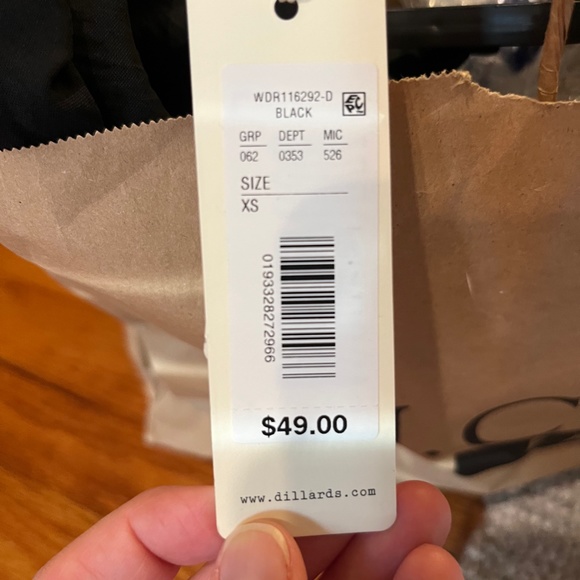 Black Short Sleeve Shift Dress - Picture 4 of 4